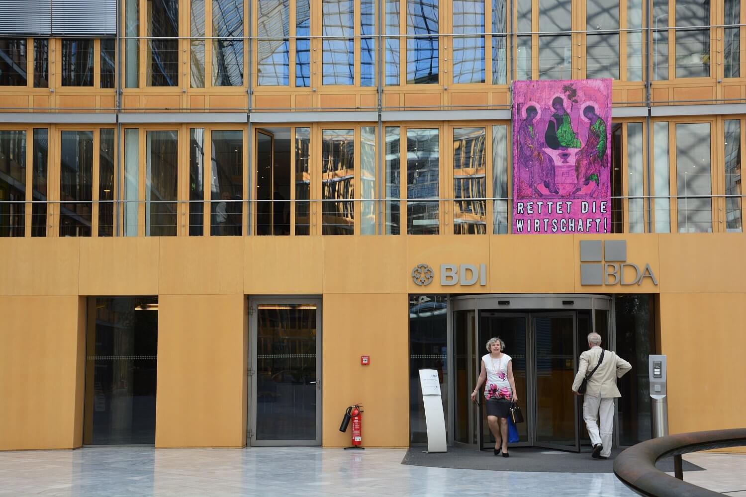 Martin Schepers - Kollektiv-Projekt: Ikonostase - 3.Installationsansicht Ikonostase Rettet die Wirtschaft, BDI Hauptzentrale, Berlin, 2015  (large)