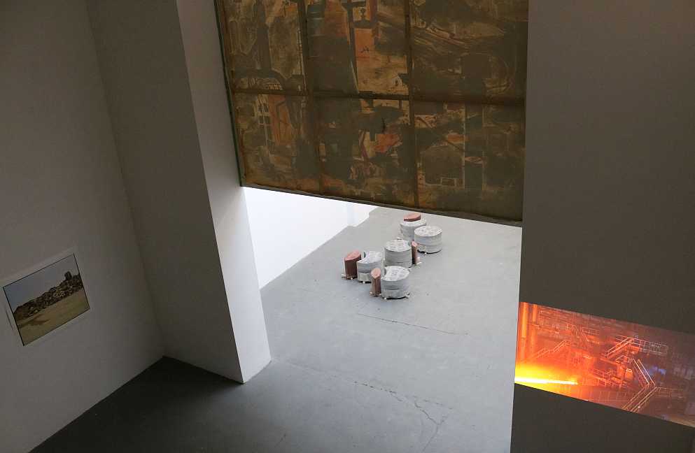Martin Schepers - Phoenixsee Dortmund - 4 Martin Schepers Geister einer Landschaft Installationsansicht Archäologie einer möglichen Zukunft Meinblau