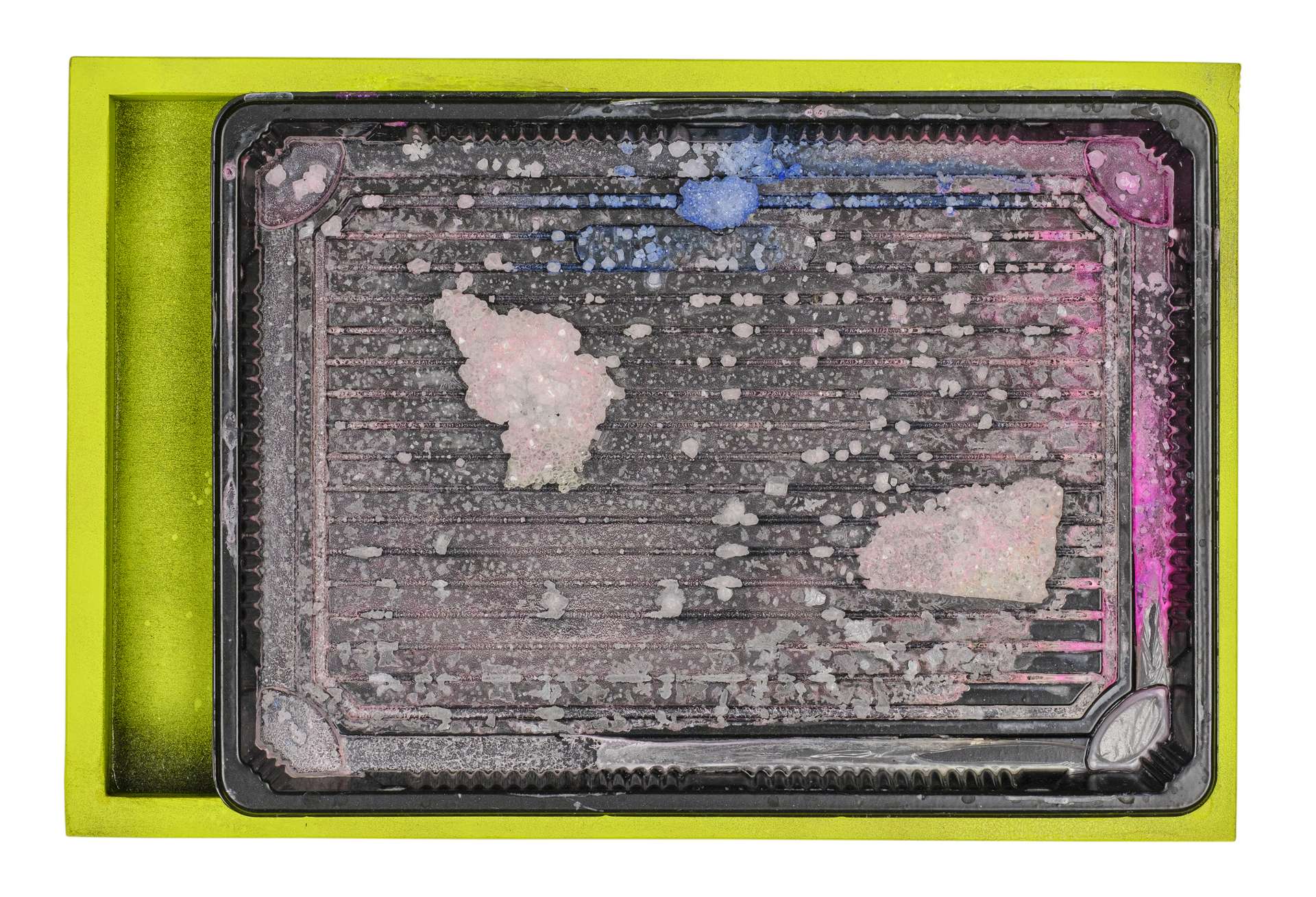 Martin Schepers - Im Lithiumdreieck - Ausstellung München/Bochum - Eine Sache nicht Ernst nehmen, 2023 Holz, Plastik, Salz, Sprühfarbe, 20 x 30 cm (large)