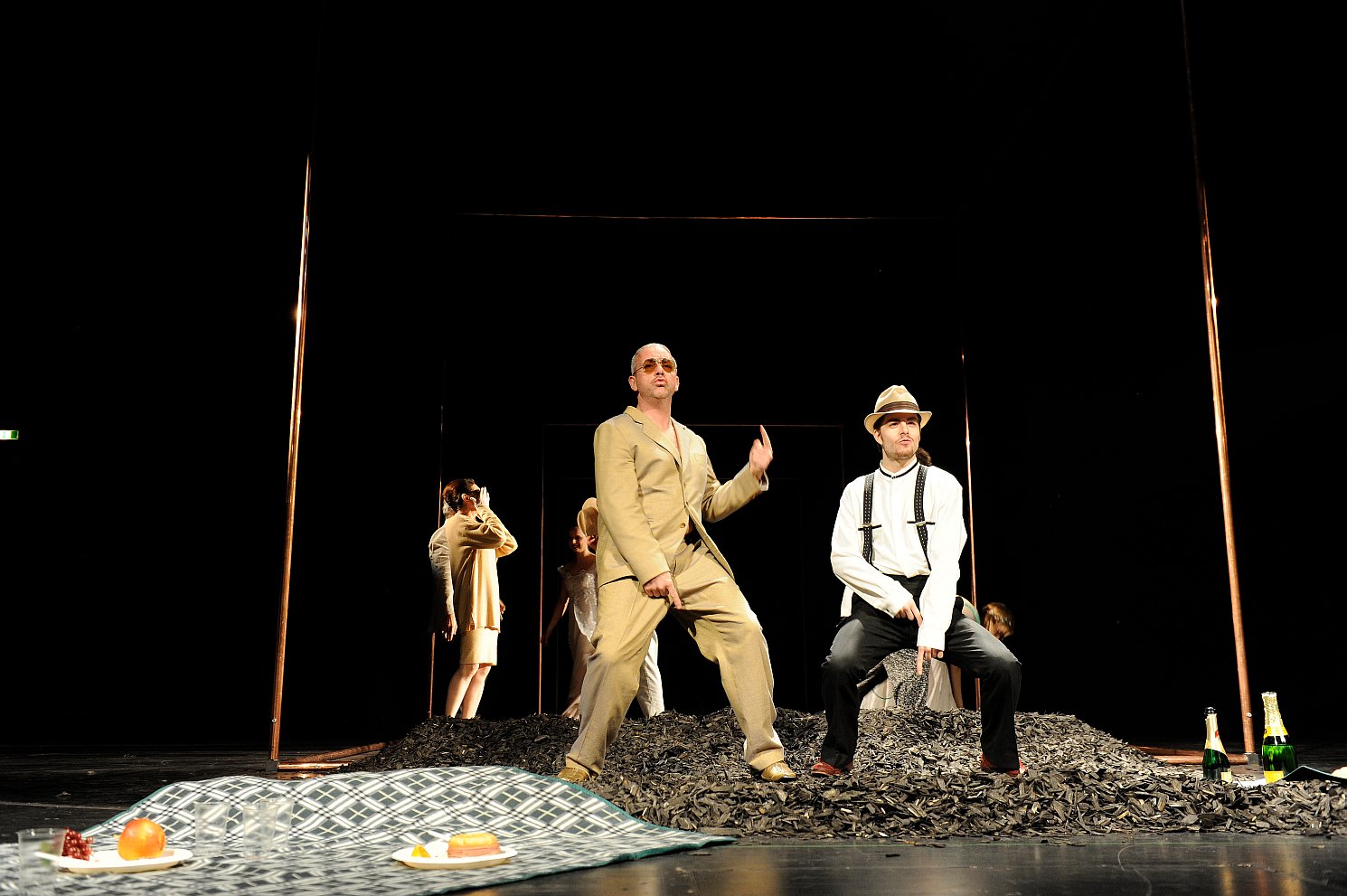 Martin Schepers - Bühnenbild: Mamma Medea - Mamma Medea, Landestheater StPölten, 2013, Inszenierung Philipp Hauß  (large)