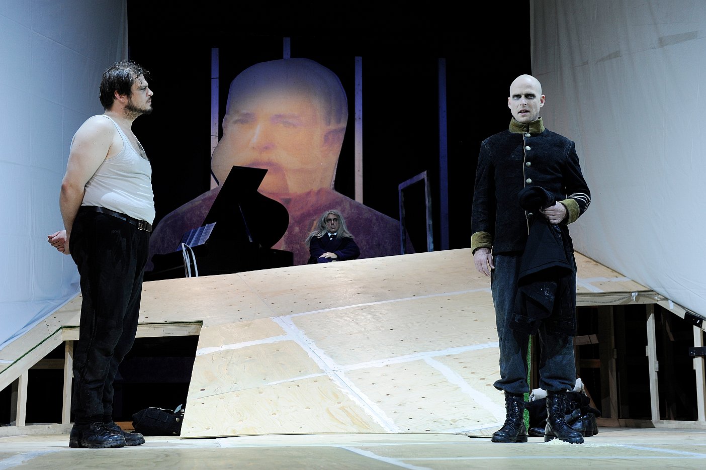 Martin Schepers - Bühnenbild: Radetzkymarsch - Radetzkymarsch und die Rebellion, Landestheater StPölten, 2014, Inszenierung Philipp Hauß  (large)