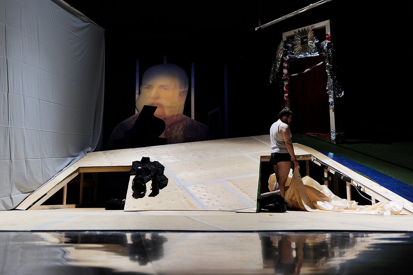 Martin Schepers - Bühnenbild: Radetzkymarsch - Radetzkymarsch und die Rebellion, Landestheater StPölten, 2014, Inszenierung Philipp Hauß  (large)